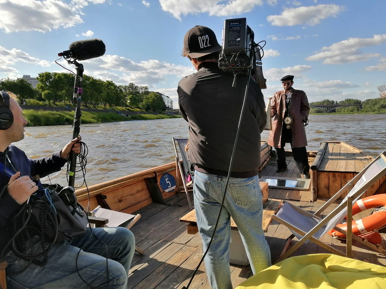 Kamera filmowa na pokładzie podczas ujęcia na Wiśle