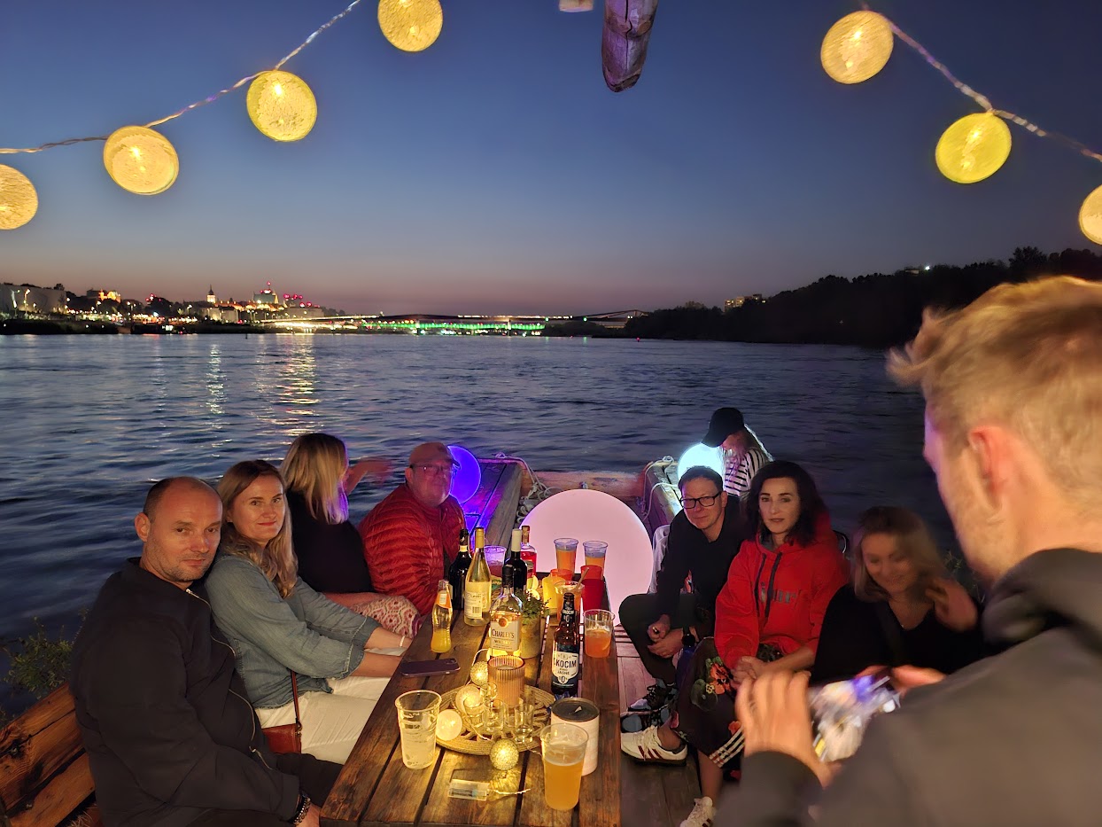 Warszawa nocą z wody